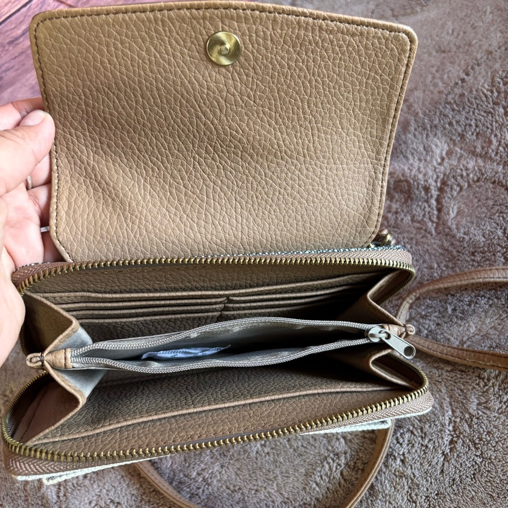 Relic by Fossil Kari Crossbody Wristlet Wallet. - Picture 4 of 7